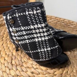 Hot in Hollywood Brand Black and White Plaid Ankle Boots Size 6